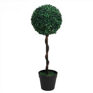 עץ כדור מלאכותי יחיד סביב קש קיסוס